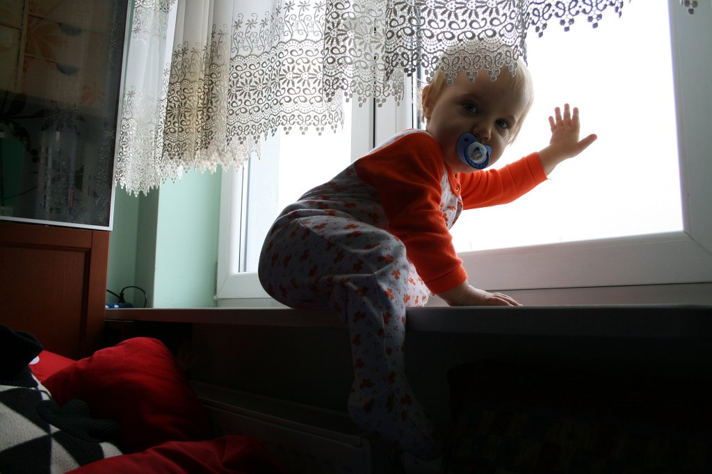 IMG_4958.JPG - Lubię - i umiem! - wchodzić na parapet