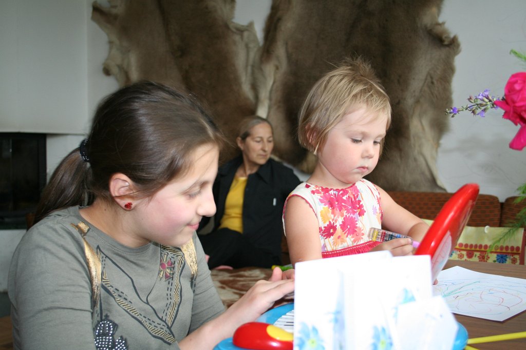 IMG_7548.JPG - U coici Gabrysi. Wiktoria i Sara, w tle babcia Ula