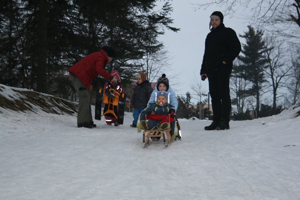 IMG_5728.JPG - Adaś pierwszy raz na sankach