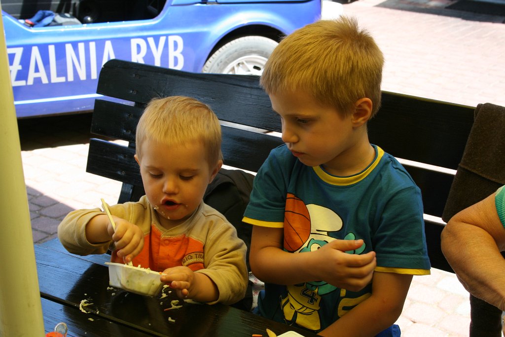 IMG_6968.JPG - Adaś wyżera surówkę