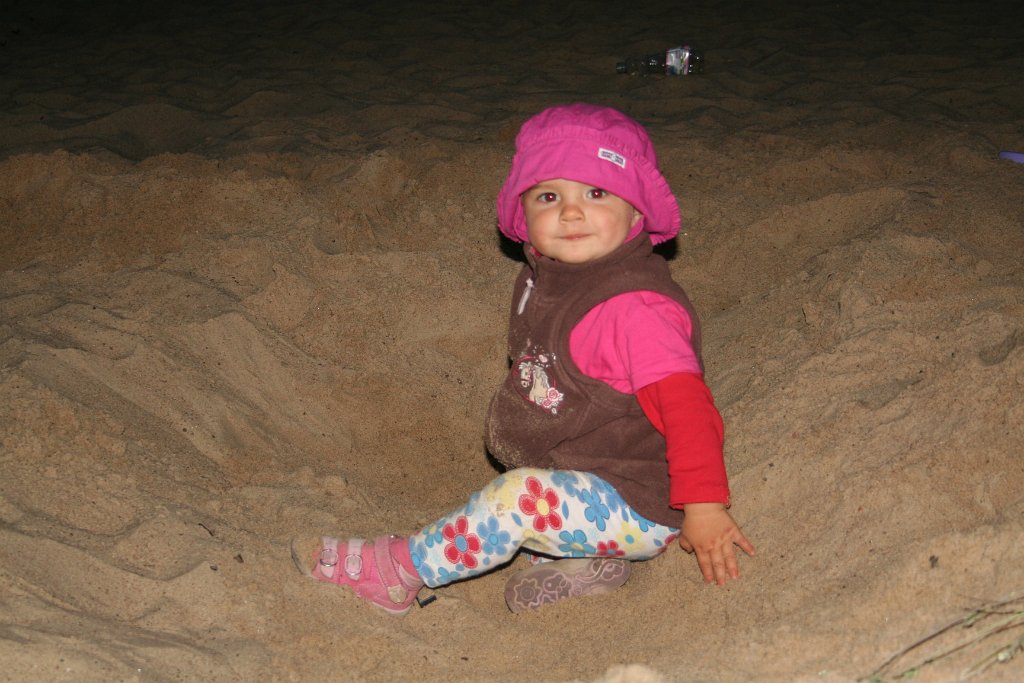 IMG_0339.JPG - Wieczór nie jest żadną przeszkodą, żeby sobie pogrzebać w piasku