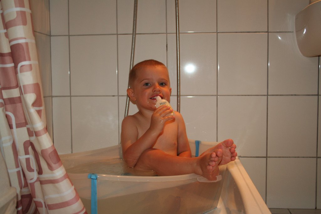 2014-06-19_20-28_IMG_1175.jpg - Adaś! Nie pij wody z wanny! Wypluj!