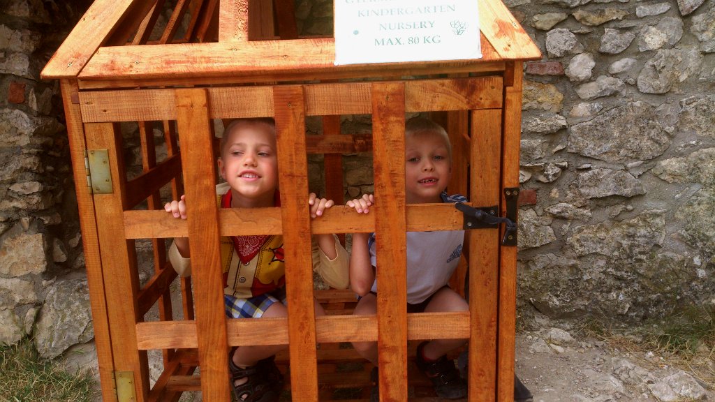 2014-06-20_11-26_DSC_0973.jpg - Chłopaki w "przedszkolu" na zamku w Sümeg