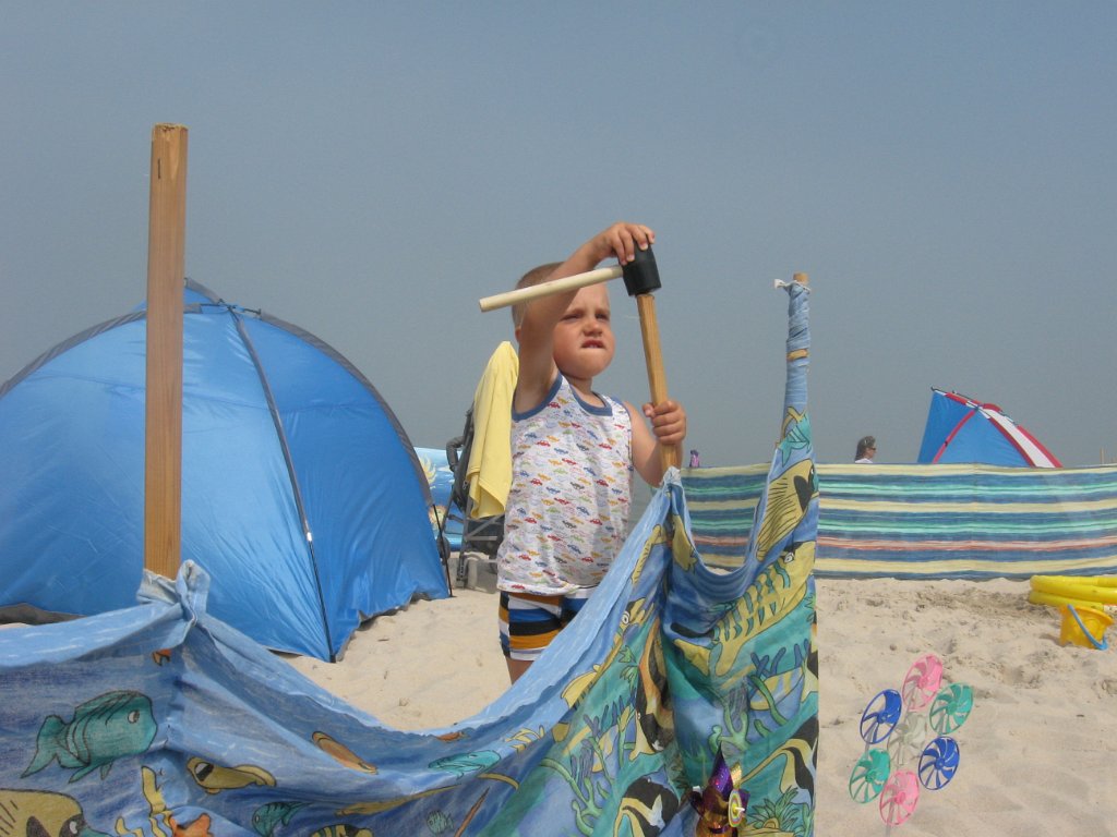 2014-07-29_IMG_1753.JPG - Adaś pomaga rozstawić parawan