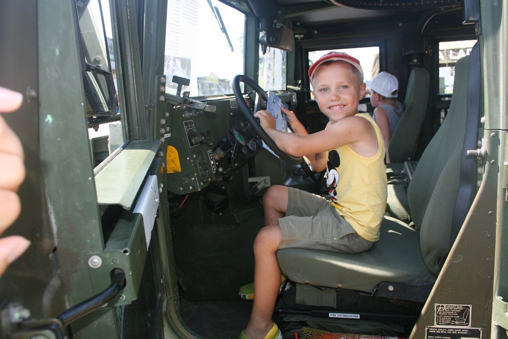 2014-08-03_IMG_0391.JPG - HumVee? Eeee, wolę tramwaj