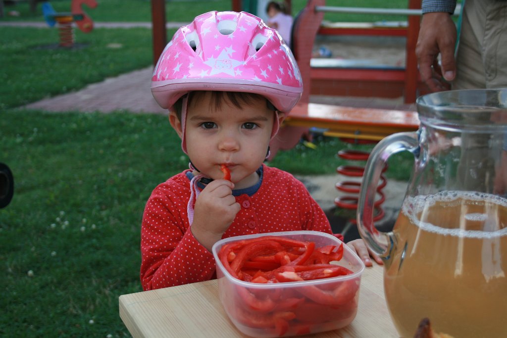 2014-08-15_IMG_0821.JPG - Marta lubi paprykę