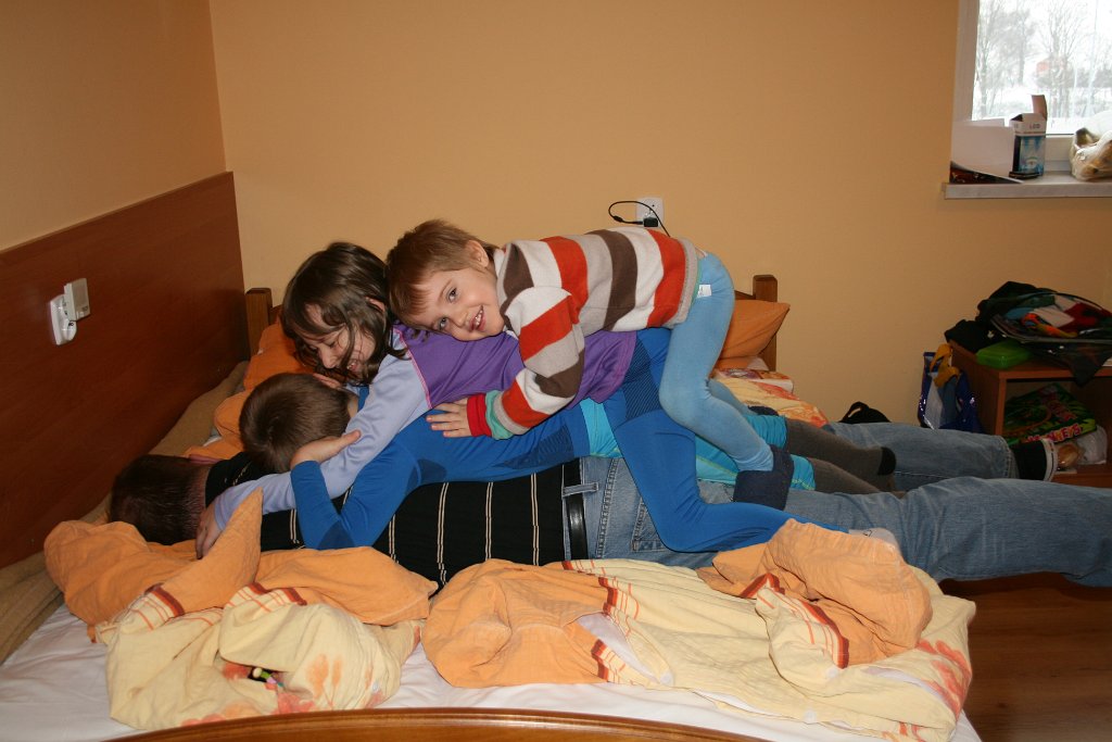 IMG_1913.JPG - Dzieci męczą tatę :)