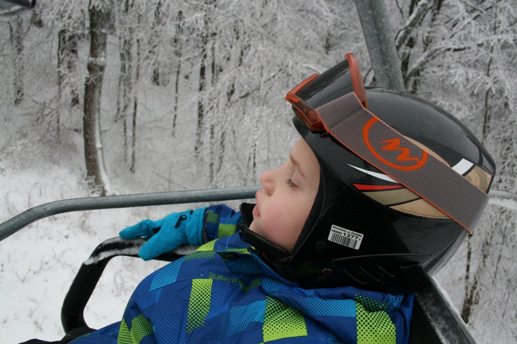 IMG_1950.JPG - Wojtek na krzesełku