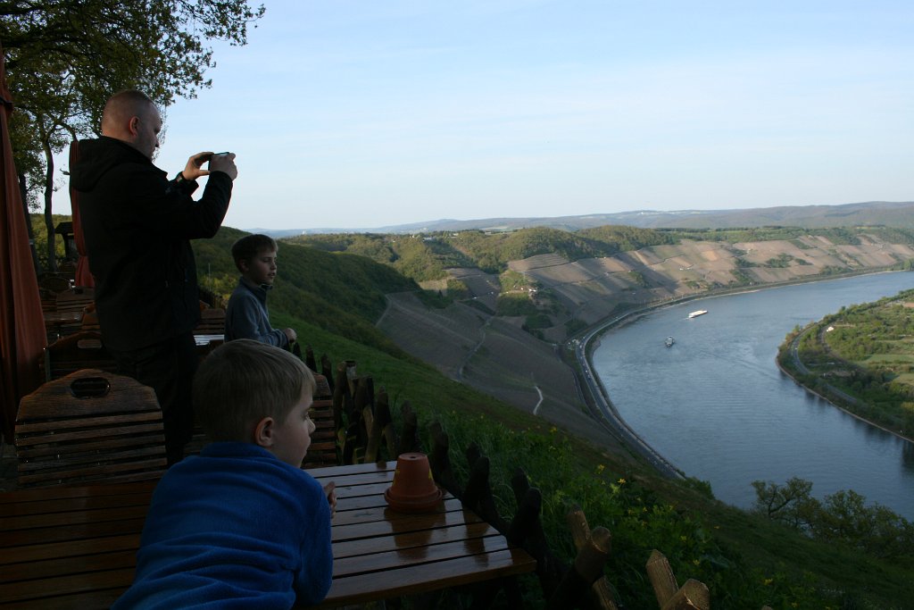 IMG_2081.JPG - Gedeonseck - chłopakom też się podoba widok na zakole Renu